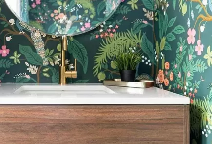 imagen de baño empapelado de colores de prettyputtogether
