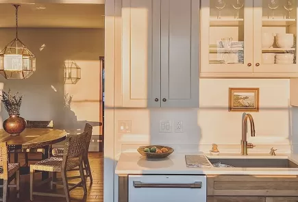 Cocina cálida con estilo playero de @thesanfordhome