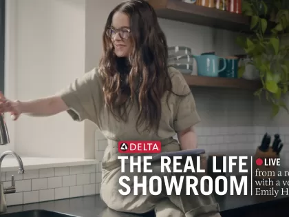 Emily Hampshire presenta sus colecciones más nuevas en The Real Life Showroom
